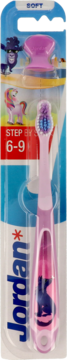 Jordan Soft szczoteczka dla dzieci 6-9 lat, różowa z postaciami z bajek, w blistrze, widok z przodu.