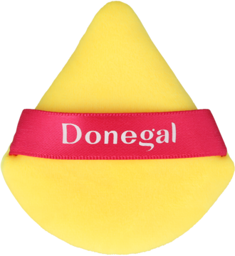 Żółty, trójkątny aplikator welurowy Donegal do pudru z różową wstążką i logo, widok z góry.