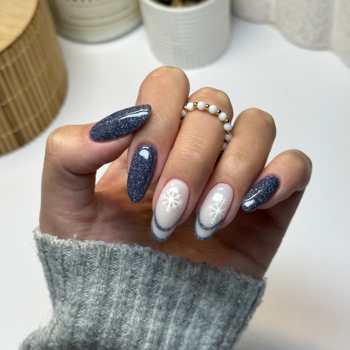 Paznokcie hybrydowe Classy&Sassy: ciemny brokat, jasne z białymi śnieżynkami i paskami. Zimowy, elegancki manicure.