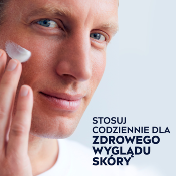 Mężczyzna aplikuje biały NIVEA MEN Sensitive krem na policzek. Zbliżenie. Tekst: Stosuj dla zdrowej skóry.