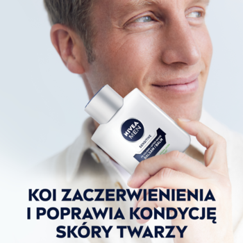 Uśmiechnięty mężczyzna trzyma biały balsam po goleniu NIVEA MEN Sensitive, który koi zaczerwienienia skóry.
