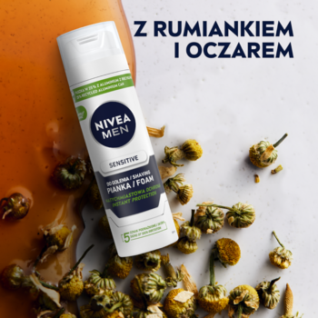 NIVEA MEN Sensitive łagodząca pianka do golenia, biała puszka, z rumiankiem, widok pod kątem.