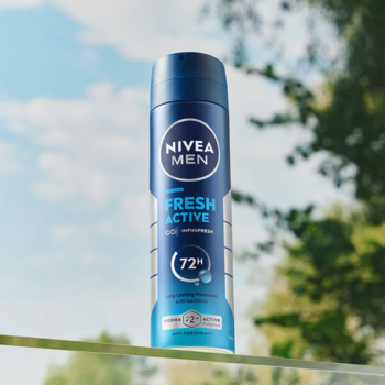 NIVEA Men Fresh Active 72h antyperspirant w niebieskim sprayu, widok z przodu na tle nieba.