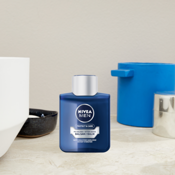 NIVEA MEN Protect & Care Nawilżający Balsam po goleniu, ciemnoniebieska butelka z srebrną nakrętką, widok z przodu.