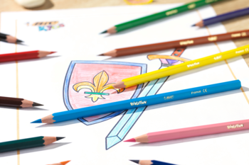 Widok z góry: kredki bezdrzewne o żywych kolorach i niełamliwym graficie wokół rysunku tarczy i miecza.