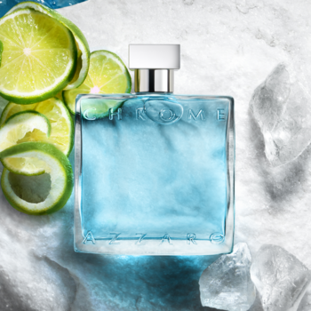 Azzaro Chrome, błękitna woda toaletowa w szklanej butelce na tle lodu, z plasterkami limonki i skórką.