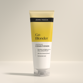 John Frieda Go Blonder rozjaśniająca odżywka w żółto-białej tubce, widok z przodu na jasnym tle.