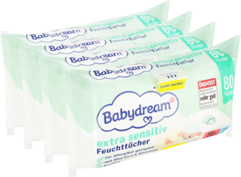 Trzy ułożone opakowania Babydream chusteczek extra sensitiv 80 szt. z niebieskim logo, widok z góry.