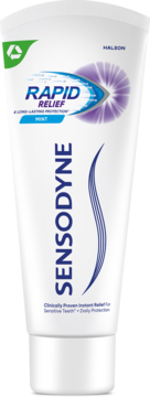 Biała tubka pasty do zębów Sensodyne Rapid Relief Mint, widok z przodu. Widoczne niebieskie napisy i logo.