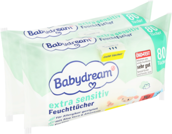Dwie paczki Babydream extra sensitiv chusteczek nawilżanych dla niemowląt, biało-zielone, widok z przodu.