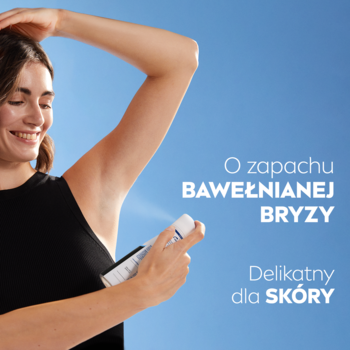 Kobieta aplikuje NIVEA Black & White antyperspirant spray, zapach bawełnianej bryzy, delikatny dla skóry.
