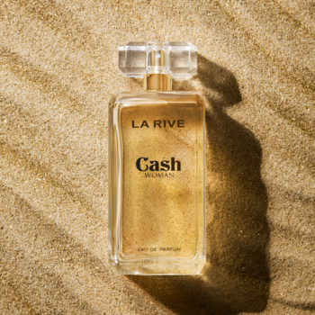 La Rive Cash Woman woda perfumowana o owocowo-kwiatowym zapachu, w złotej butelce na piasku.