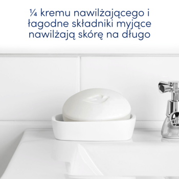 Biała, owalna kostka myjąca Dove Beauty Bar w białej mydelniczce na umywalce z tekstem: ¾ kremu nawilż.