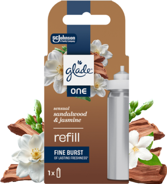 Wkład Glade One Sensual Sandalwood & Jasmine, brązowe opakowanie z jasnymi kwiatami i widocznym srebrnym wkładem.