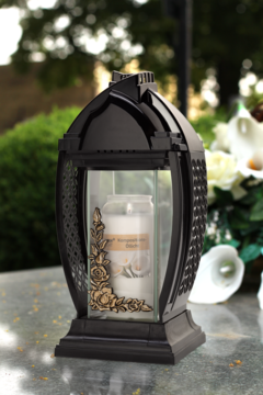 Biały wkład do zniczy (110h) w czarnym, ozdobnym lampionie z motywem róż na szkle. Widok z przodu.