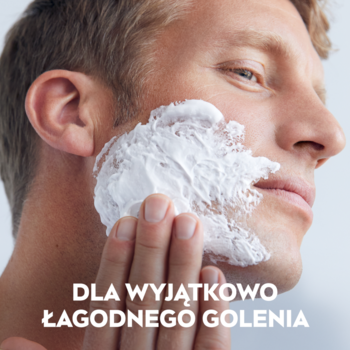 Mężczyzna nakłada biały, łagodzący żel do golenia NIVEA MEN Sensitive na policzek, zbliżenie twarzy i ręki.