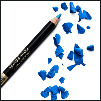 Czarna kredka Max Factor Kohl Pencil Cobalt Blue z widoczną ostrą końcówką i rozrzuconymi niebieskimi wiórkami.