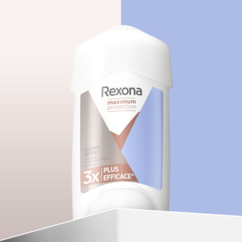 Antyperspirant Rexona Maximum Protection Clean Scent, biały sztyft z etykietą '3x', na pastelowym tle, widok z przodu.