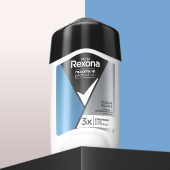 Antyperspirant Rexona Men Maximum Protection Clean Scent w sztyfcie, biało-czarny z niebieskimi detalami, widok z przodu.