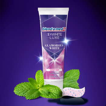 Pasta Blend-a-med 3DWhite Luxe Glamorous White, tubka z miętą pieprzową, usuwa przebarwienia, na tle fioletowym.