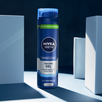 Ciemnoniebieski NIVEA MEN Protect & Care Żel do golenia z aloesem, frontalne ujęcie w studio.