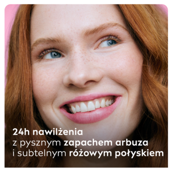 Zbliżenie uśmiechniętej kobiety z ustami o różowym połysku, promujące nawilżającą pomadkę NIVEA Watermelon.