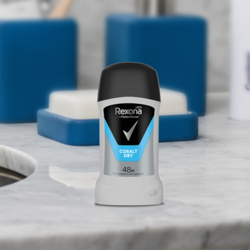 Antyperspirant Rexona Men Cobalt Dry 48h w białym sztyfcie, widok z przodu na marmurowej umywalce.