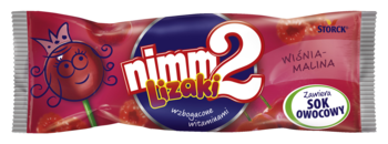 Nimm 2 lizaki o smaku wiśnia-malina w różowym opakowaniu z logo i wesołym rysunkiem lizaka. Z sokiem owocowym.
