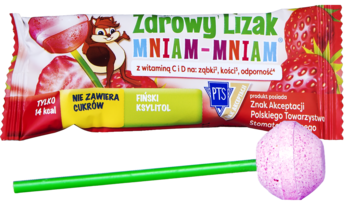 Zdrowy Lizak Mniam-Mniam truskawkowy z wit. C+D, bez cukru. Widok opakowania i różowego lizaka obok.