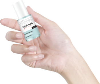 Total Nail Pro Care, wielofunkcyjna odżywka do paznokci 7w1 w przezroczystej butelce trzymanej w dłoni.
