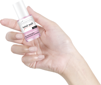 TOTAL NAIL PRO CARE Odżywka-serum 5w1 do zniszczonych paznokci, biała butelka z różową etykietą, w dłoni.