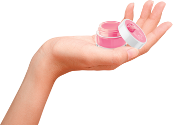 Bielenda Lip Care Sleeping Mask watermelon, otwarty, różowy balsam w okrągłym słoiczku trzymany w dłoni.