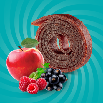 Suszona przekąska owocowa jabłko-malina-czarna porzeczka, w kształcie rulonu, z owocami na boku, na tle spirali.