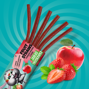 Czerwone owocowe pałeczki Fruit Straws jabłko-truskawka, częściowo wysunięte z kolorowego opakowania na turkusowym tle.