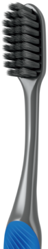 Colgate Slim Soft Charcoal, zbliżenie na główkę z czarnymi włóknami węglowymi i szaro-niebieską rączką.