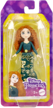 Lalka Disney Princess Merida w przezroczystym opakowaniu, z rudymi włosami i zieloną suknią ze wzorami.