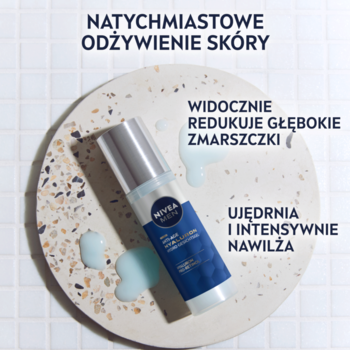 NIVEA MEN Hyaluron krem anti-age w srebrno-niebieskiej butelce z pompką, widok z góry na beżowej podstawce.