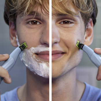 Młody mężczyzna goli twarz Philips OneBlade, lewa strona z pianką, prawa po delikatnym goleniu.