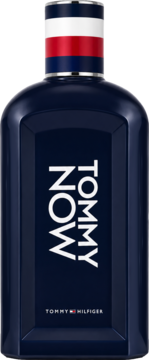 Granatowa butelka męskiej wody toaletowej Tommy Now Tommy Hilfiger ze srebrnym korkiem i paskiem biało-czerwono-niebieskim, widok z przodu.