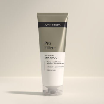John Frieda ProFiller+ zagęszczający szampon w szaro-białej tubce, frontalny widok na jasnym tle.