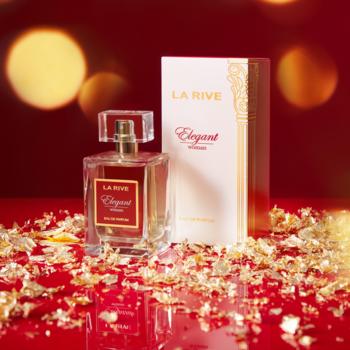 Flakon perfum La Rive Elegant Woman i pudełko na czerwonym tle ze złotymi płatkami i bokeh, widok frontalny.
