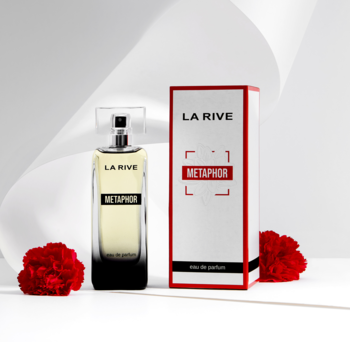 La Rive Metaphor, ambrowo-kwiatowa woda perfumowana, butelka i pudełko na białym tle z czerwonymi kwiatami.