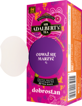 Różowe pudełko czarnej herbaty Adalbert's Tea Exotic Fruits, napis Odważ się Marzyć, widok z ukosa.