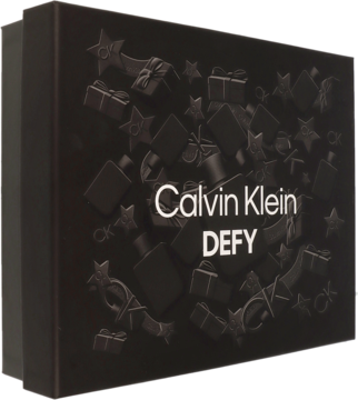 Ciemnobrązowe, matowe pudełko zestawu Calvin Klein Defy z błyszczącymi, wypukłymi wzorami butelek perfum i prezentów.