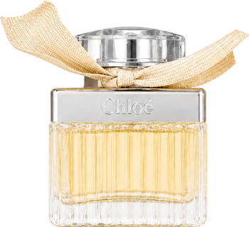 Woda perfumowana Chloé w szklanej butelce z pionowymi żłobieniami, beżową wstążką i srebrnym wieczkiem.