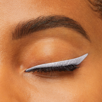 Zbliżenie na zamknięte oko z precyzyjnym srebrnym eyelinerem Bourjois. Wodoodporna kredka Contour Clubbing nr 52.