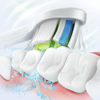 Zbliżenie: główka Philips Sonicare W2 Optimal White z niebiesko-zielonym włosiem czyści białe zęby.