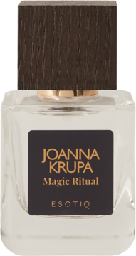Joanna Krupa Magic Ritual woda perfumowana, przezroczysta butelka z czarną etykietą i drewnianą nakrętką.