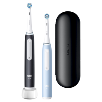 Dwie elektryczne szczoteczki Oral-B iO 3: czarna, jasnoniebieska i czarne etui podróżne. Widok z przodu.