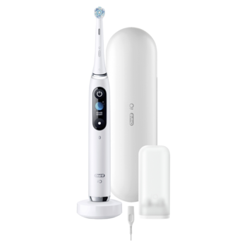 Elegancka biała szczoteczka Oral-B iO, baza ładująca i etui podróżne na białym tle, widok z przodu.